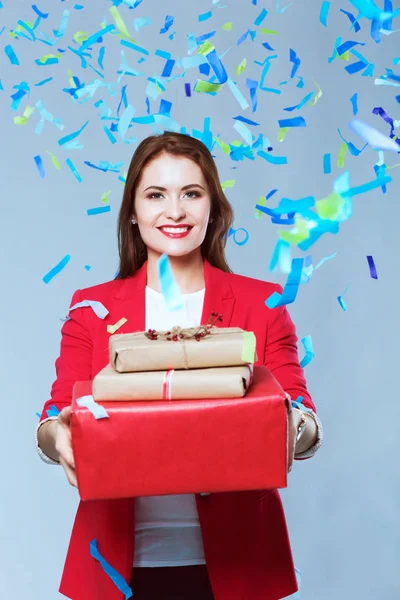 Mooie gelukkige vrouw met de doos van de gift op feest feestje met confetti. Verjaardag of nieuwe jaar vooravond vieren concept — Stockfoto