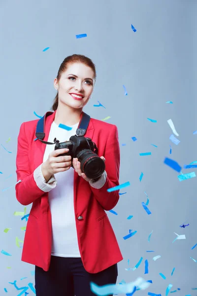 Bella donna felice con macchina fotografica alla festa di festa con coriandoli. Compleanno o Capodanno celebrando concetto — Foto Stock