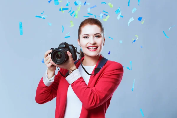 Hermosa mujer feliz con cámara en la fiesta de celebración con confeti. Cumpleaños o Nochevieja celebrando el concepto — Foto de Stock