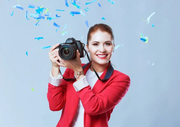 Bella donna felice con macchina fotografica alla festa di festa con coriandoli. Compleanno o Capodanno celebrando concetto — Foto Stock