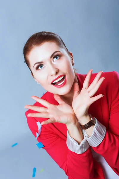 Portreit schöne glückliche Frau bei Feier mit Konfetti. Geburtstag oder Silvester feiern Konzept. — Stockfoto