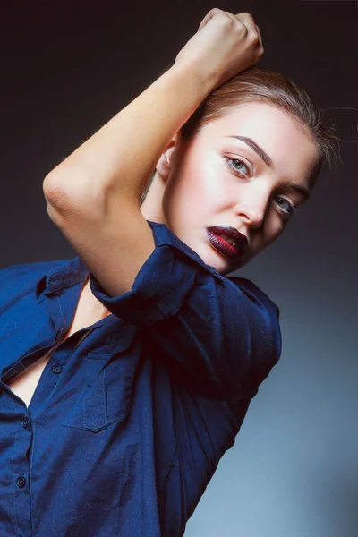 Retrato de uma mulher bonita com colar . — Fotografia de Stock