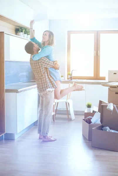 Retrato de una joven pareja mudándose a un nuevo hogar. Pareja joven —  Fotos de Stock