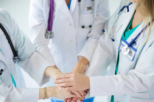 Retrato de tres doctores confiados de pie con los brazos cruzados en el consultorio médico . —  Fotos de Stock