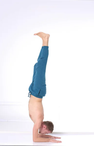 Joven practicando yoga. Yoga. Instructor de Yoga — Foto de Stock