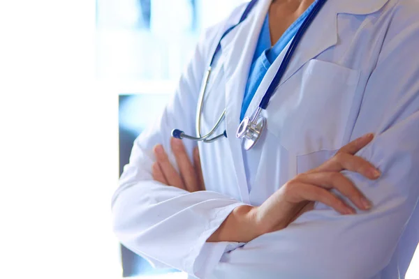 Imagen de la atractiva doctora mirando los resultados de los rayos X. —  Fotos de Stock