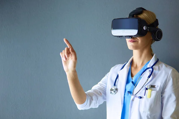 Médecin féminin portant des lunettes de réalité virtuelle isolées sur fond blanc. — Photo