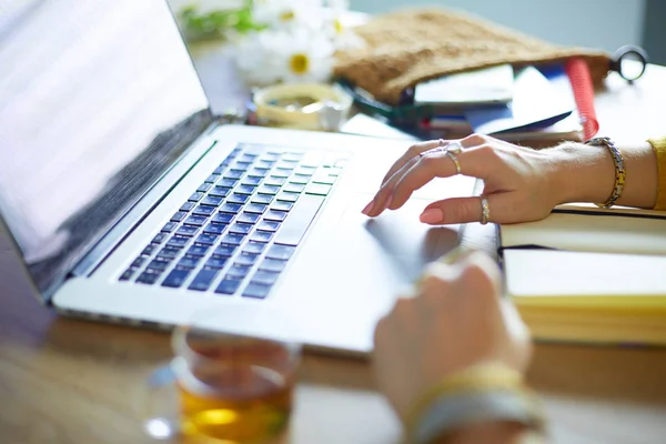 Jonge vrouw op een koffiepauze of genieten van de koffie-break, Met behulp van laptop computer. — Stockfoto