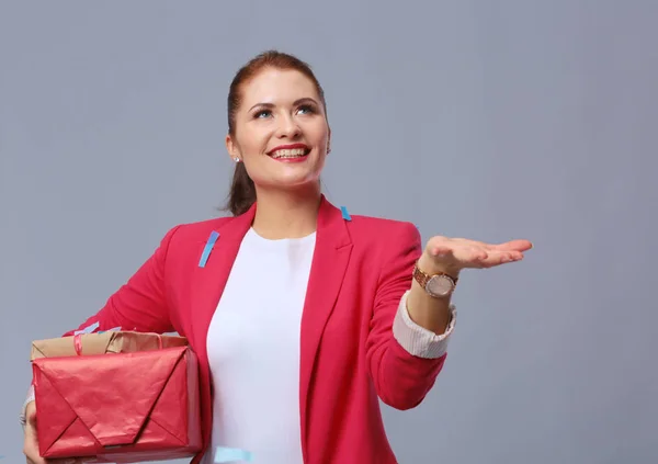 Hermosa mujer feliz con caja de regalo en la fiesta de celebración con confeti. Cumpleaños o Nochevieja celebrando el concepto —  Fotos de Stock