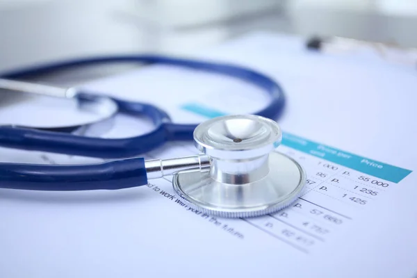 의료 장비: 흰 바탕에 파란색 청진기와 태블릿 이 있다. 의료 장비 — 스톡 사진