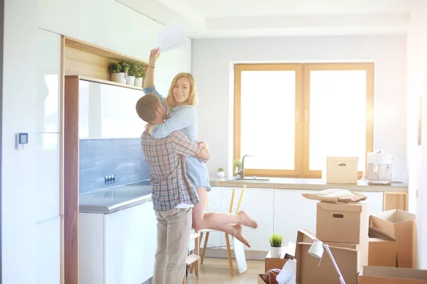 Retrato de una joven pareja mudándose a un nuevo hogar. Pareja joven — Foto de Stock