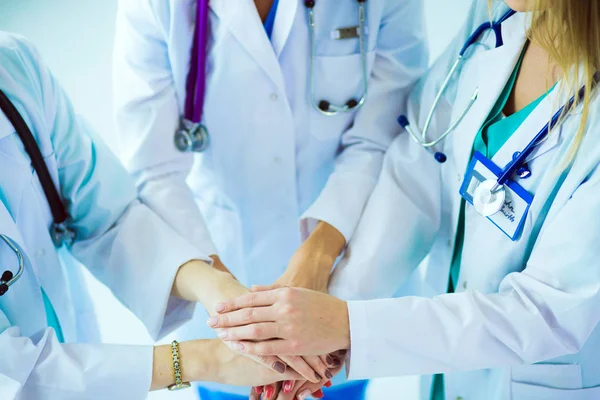 Retrato de tres doctores confiados de pie con los brazos cruzados en el consultorio médico . — Foto de Stock