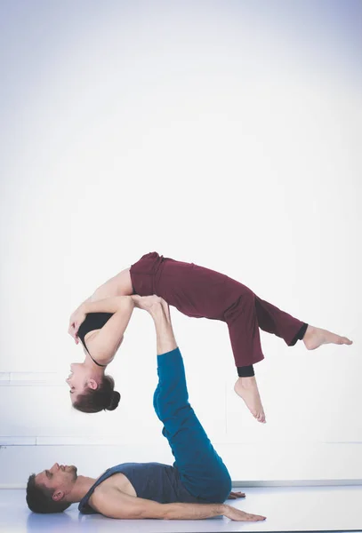 Jong sportief stel beoefenen acroyoga. Balanceren in paar. — Stockfoto