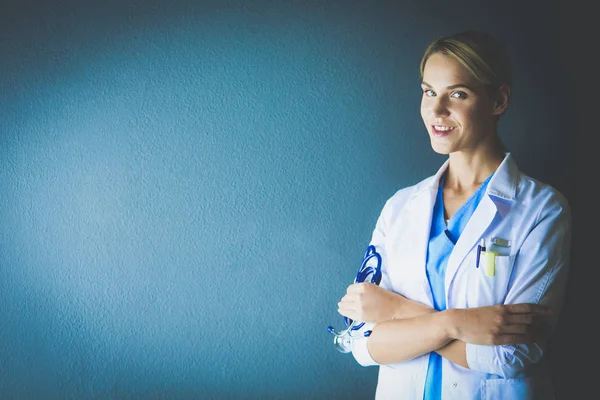 Porträt einer jungen Ärztin mit weißem Mantel im Krankenhaus. — Stockfoto