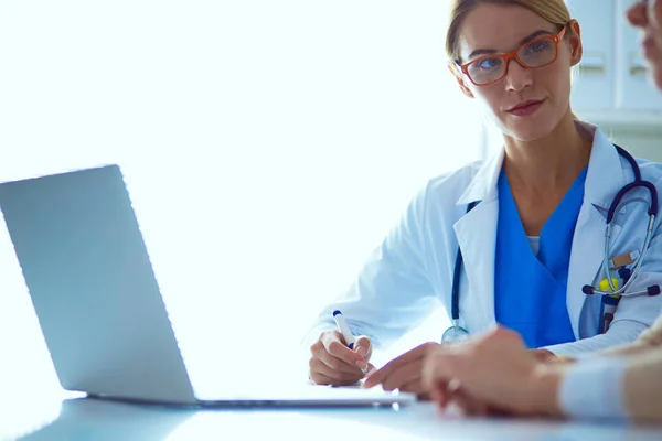 Doctor and patient couple are discussing something,sitting on the desk. — Stock Photo, Image