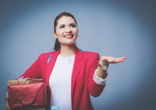 Hermosa mujer feliz con caja de regalo en la fiesta de celebración con confeti. Cumpleaños o Nochevieja celebrando el concepto —  Fotos de Stock