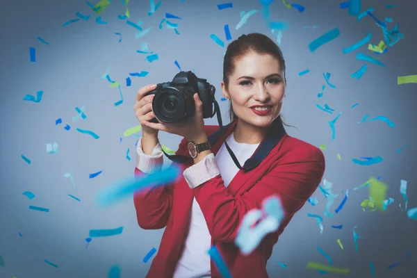 Bella donna felice con macchina fotografica alla festa di festa con coriandoli. Compleanno o Capodanno celebrando concetto — Foto Stock