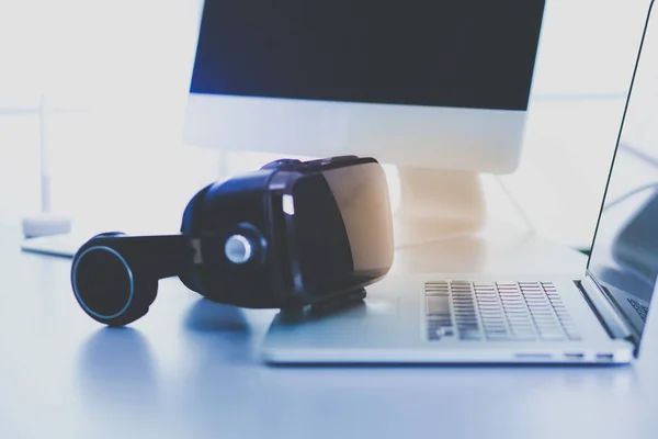Gafas de realidad virtual en el escritorio con portátil. negocios. tecnología 3d — Foto de Stock