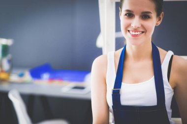 Genç kadın portre süre ayakta yeni daire