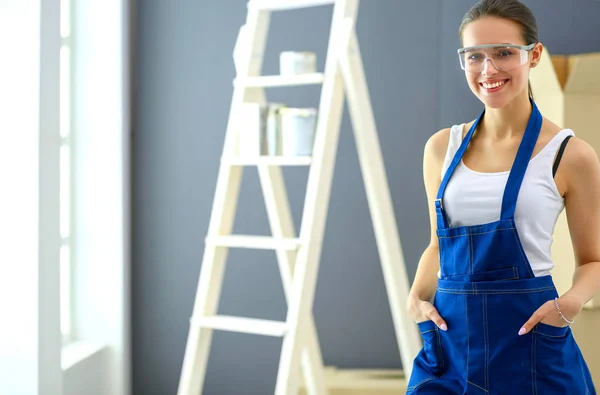 Retrato de mulher jovem enquanto está de pé novo apartamento — Fotografia de Stock