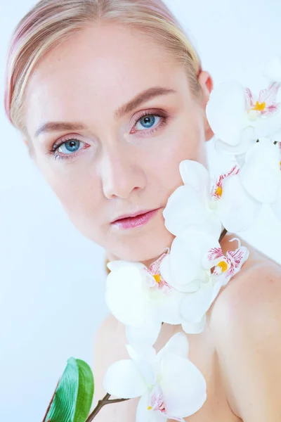 Young beauty woman with flower near face. — Stock Photo, Image