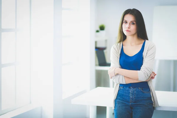 Jovem mulher atraente em pé no estúdio branco — Fotografia de Stock