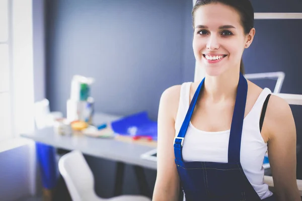 Portret van de jonge vrouw terwijl staande nieuw appartement — Stockfoto