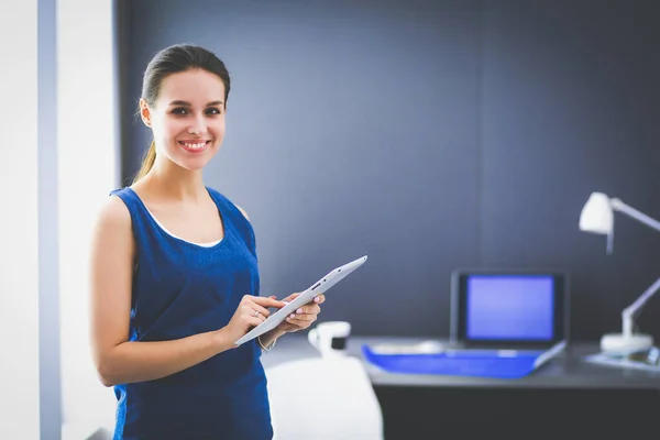 Donna attraente che lavora su un tablet in un home office — Foto Stock