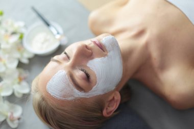 Yüz maskesi. Güzel genç kız Spa, makyajcısı kadın yüz maskesi uygulama.