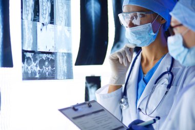 Hastanede röntgen çektiren iki kadın doktor..