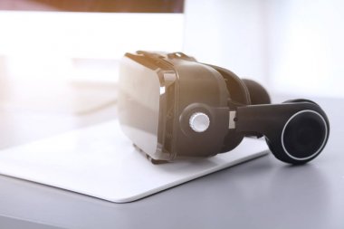 Bilgisayarlı sanal gerçeklik gözlükleri. İş. 3D teknoloji