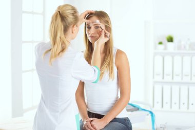 Kaşlar için kalıcı makyaj. Güzellik salonunda kalın kaşlı güzel bir kadın..