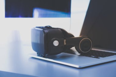 Bilgisayarlı sanal gerçeklik gözlükleri. İş. 3D teknoloji