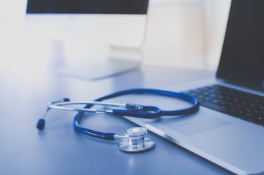 Tıbbi ekipman: Beyaz arka planda mavi steteskop ve tablet. Tıbbi ekipman