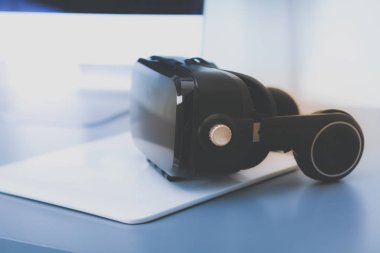 Bilgisayarlı sanal gerçeklik gözlükleri. İş. 3D teknoloji