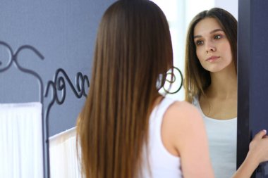 Genç kadın Vakfı veya Nemlendirici yüzünü uygulama