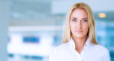 Genç iş kadını ofiste el sıkışması ayakta hazır. Genç iş kadını