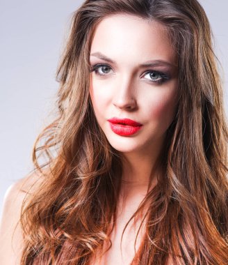 Güzel genç kadın portresi. Beyaz arka plan üzerinde izole. Güzel kadın