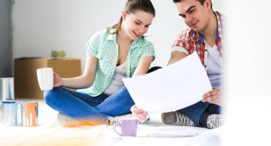 Genç katta oturan ve onlar hakkında tasarruf hesaplama çift. Genç Çift