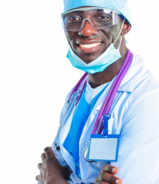 Maske takan ve üniforma giyen bir doktorun portresi. Beyaz arka planda izole edilmiş. Doktor..