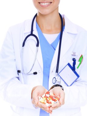 Doktor elinde bir yığın uyuşturucu tutuyor. Kadın doktor