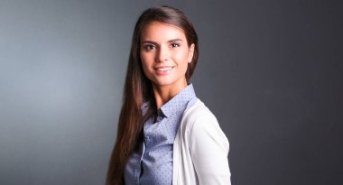 Esmer arka planda bir iş kadınının portresi. Gülümseyen kadın. Bir kadın portresi