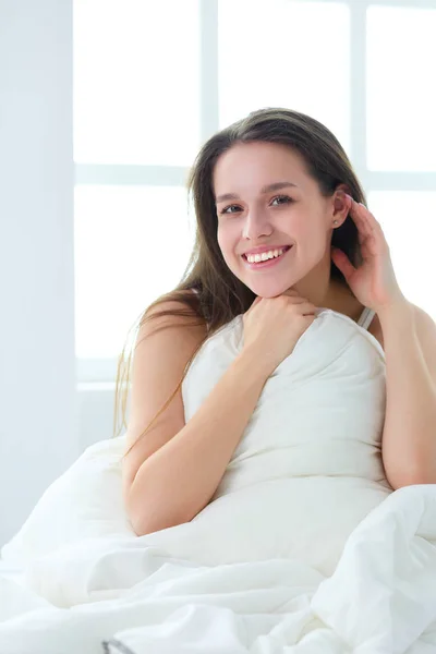 Mulher bonita deitada em sua cama em casa — Fotografia de Stock