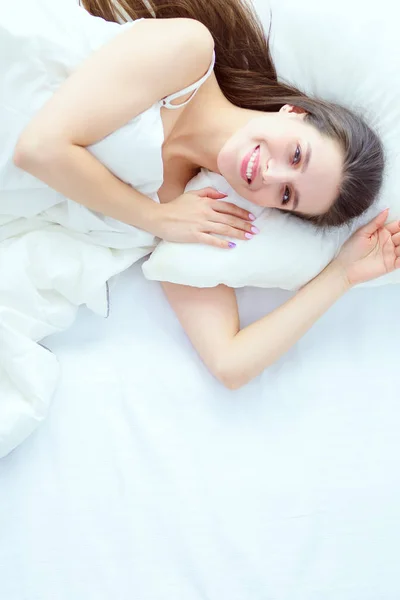 ผู้หญิงสวยนอนลงบนเตียงที่บ้าน — ภาพถ่ายสต็อก