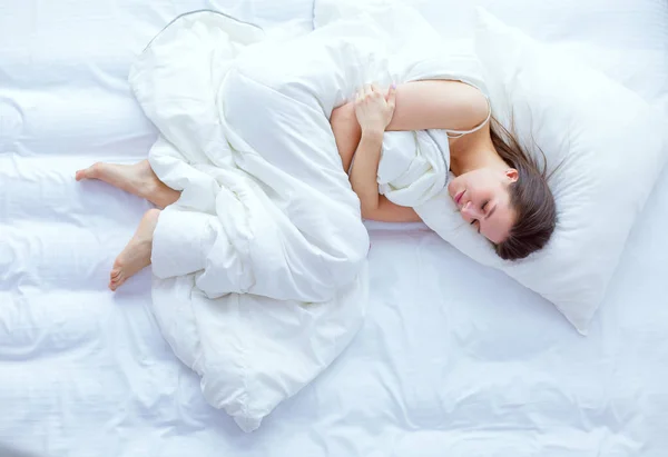 Mulher bonita deitada em sua cama em casa — Fotografia de Stock