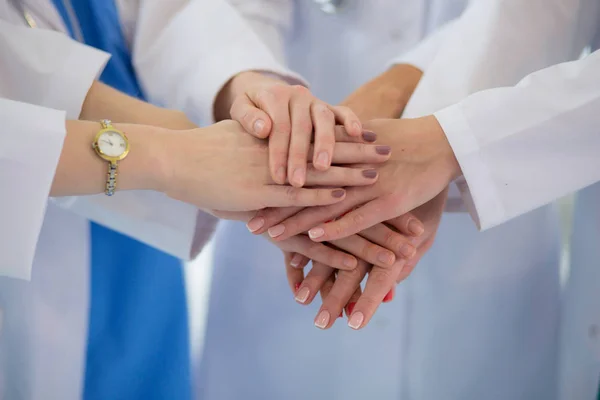 Lächelnde Ärztin mit Ordner in Uniform steht im Krankenhaus. Lächelnde Ärztin — Stockfoto