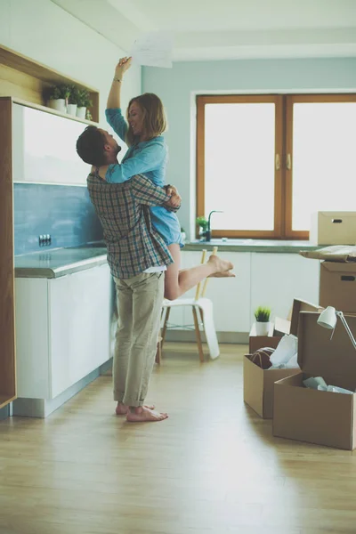 Retrato de una joven pareja mudándose a un nuevo hogar. Pareja joven — Foto de Stock