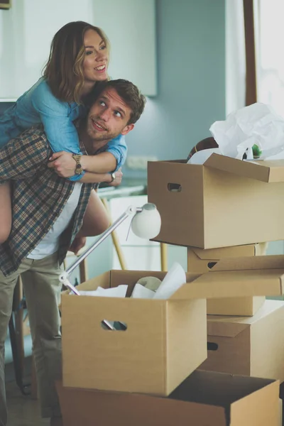 Par uppackning kartong lådor i sitt nya hem. Ungt par. — Stockfoto