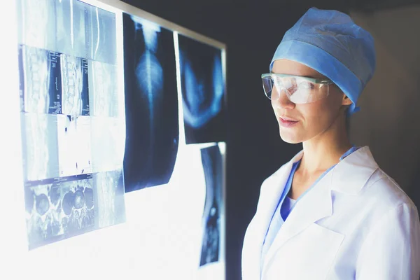 Image de femme séduisante médecin regardant les résultats des rayons X. — Photo