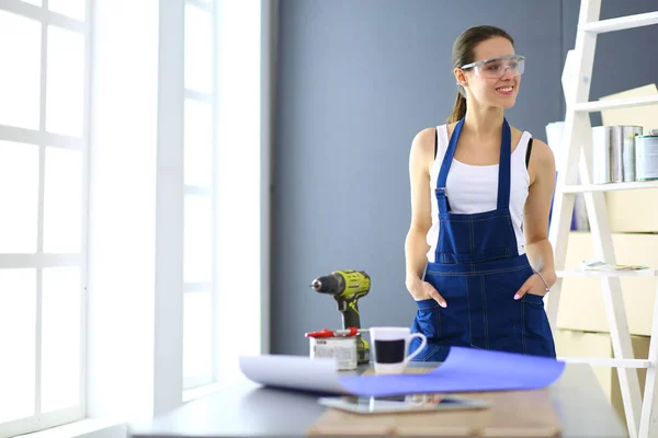 Felice bella giovane donna che fa pittura murale — Foto Stock